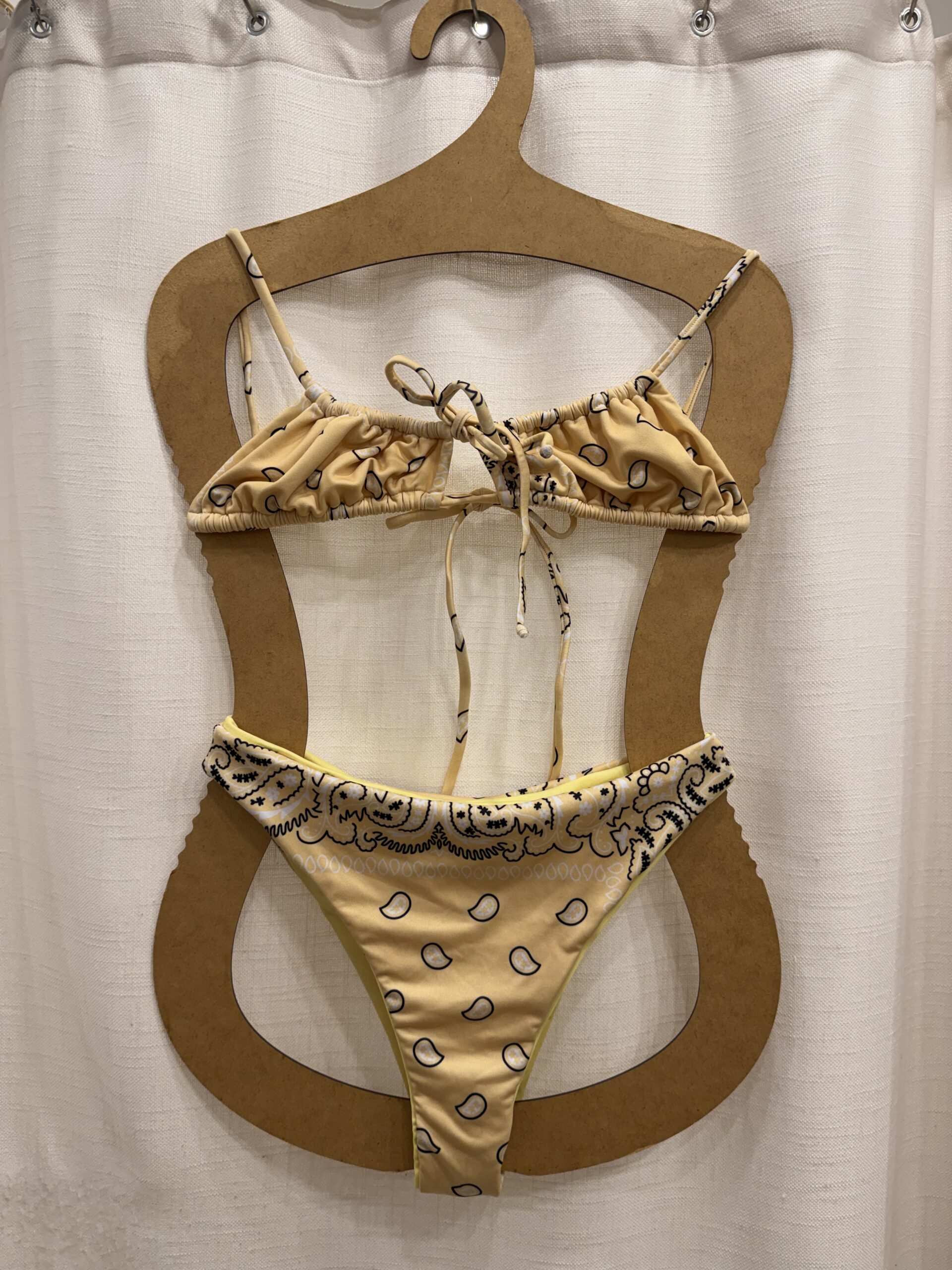 CONJUNTO PAISLEY AMARELO TOP CECÍLIA M + CALCINHA ALTA P